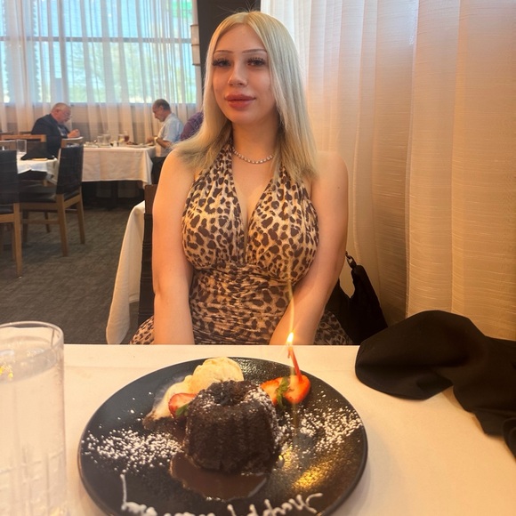 Meet your Posher, Jennifer - Picture 1 of 1